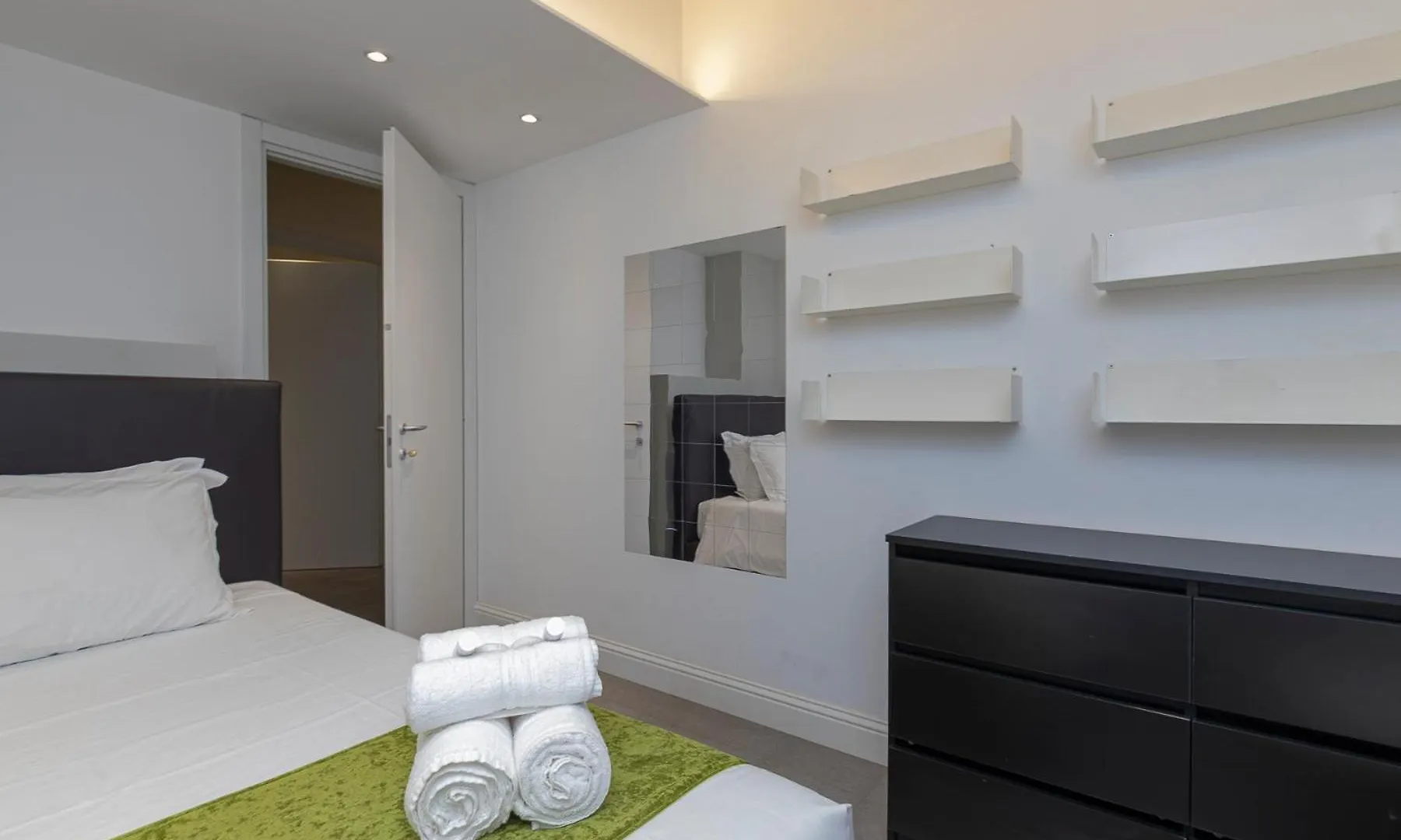 Xenia Apartments - Modern Three-Room Apartment In Moscova Area Milan