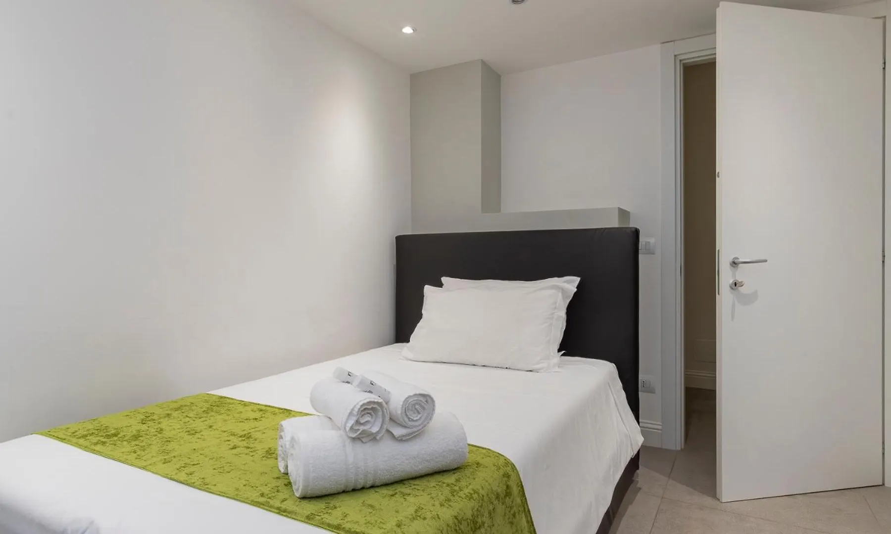 Xenia Apartments - Modern Three-Room Apartment In Moscova Area Milan Italie
